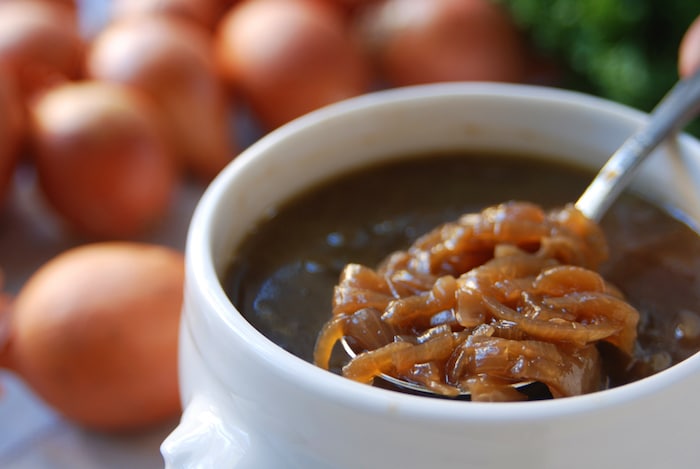 Vegan-Friendly French Onion Soup: Simple Steps to Deep Flavor